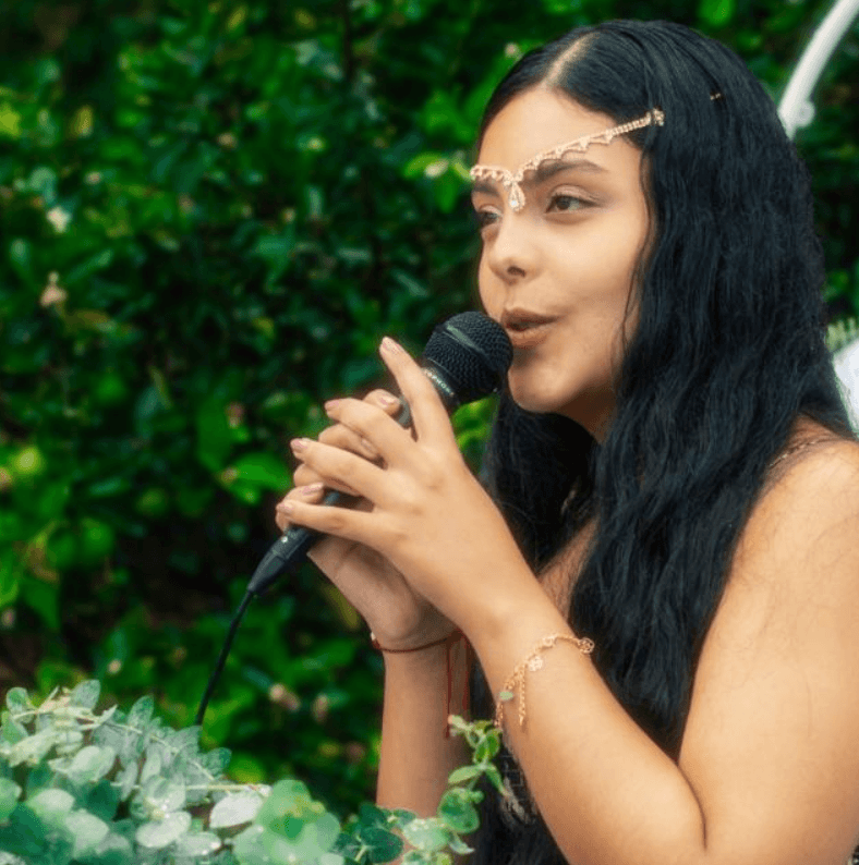 Terapeuta holística trabajando